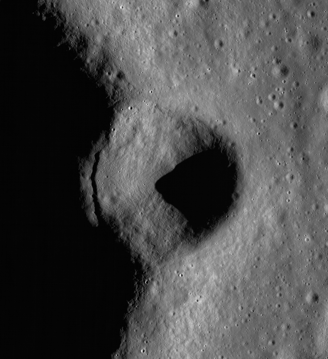 The largest rim secondary and its 100-meter cliff.